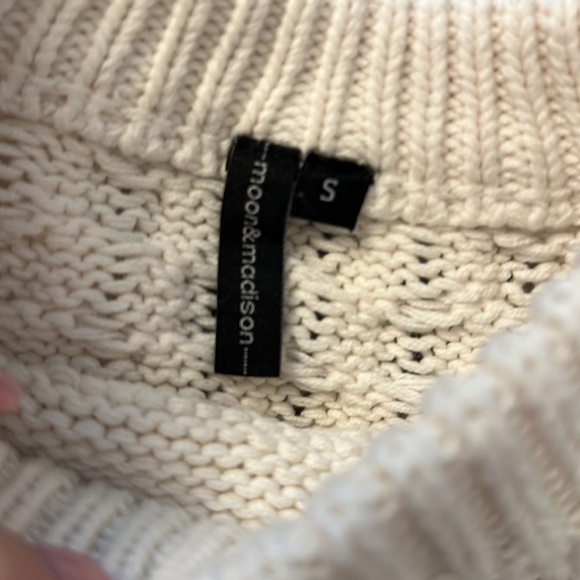 Moon & Madison Off White Knit Crew Neck Pullover Crop Sweater Size Small - Picture 3 of 3